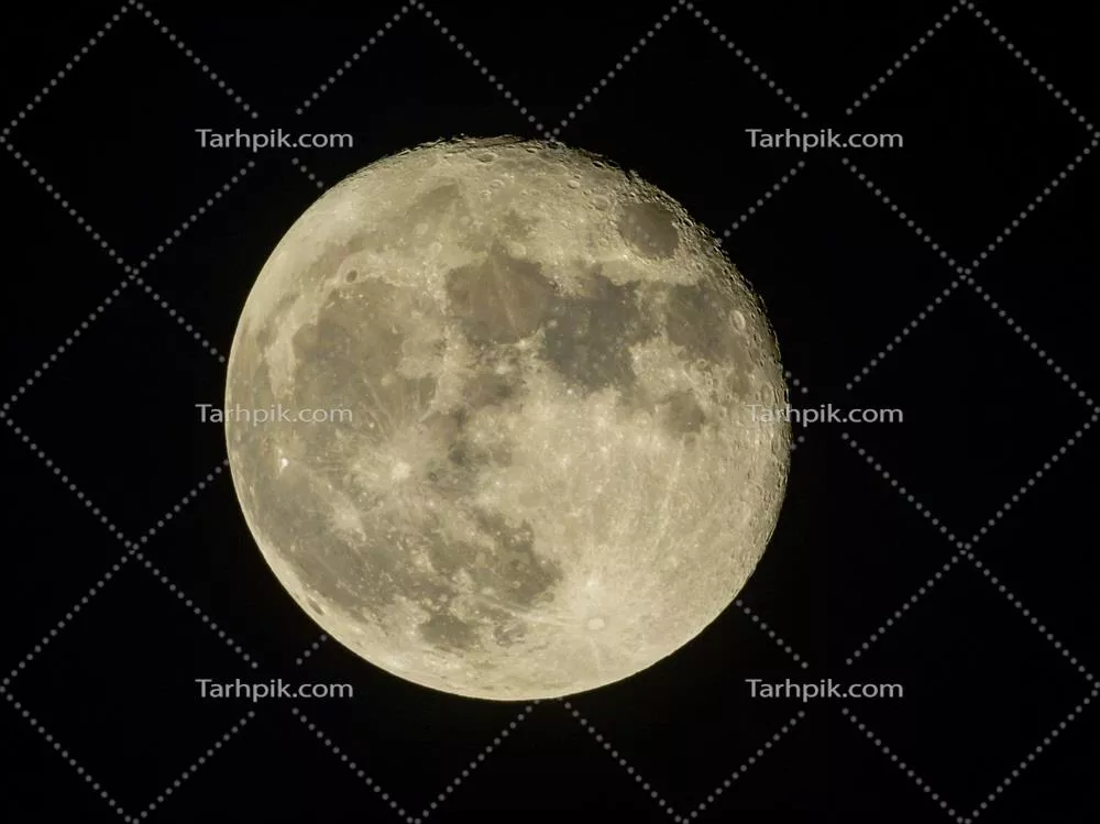 ماه کامل در آسمان تاریک: زیبایی و رازهای شب