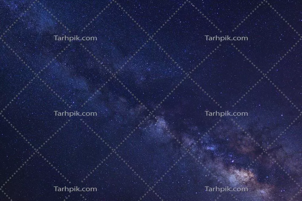 آسمان شب پرستاره با کهکشان راه شیری و غبار فضایی در کائنات