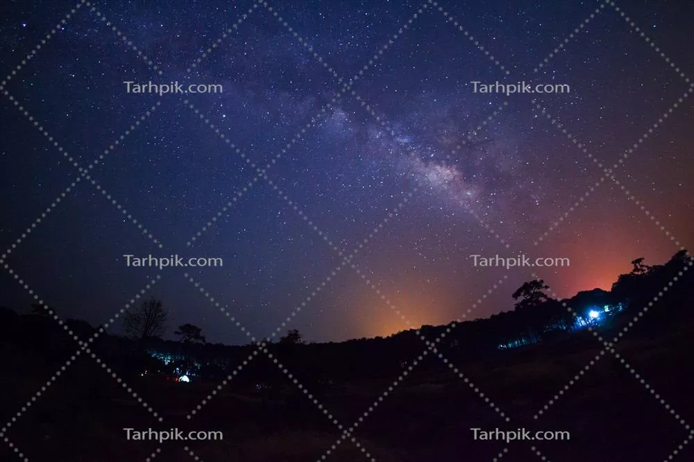 منظر کهکشان راه شیری با ستاره ها و گرد و غبار فضایی در کائنات