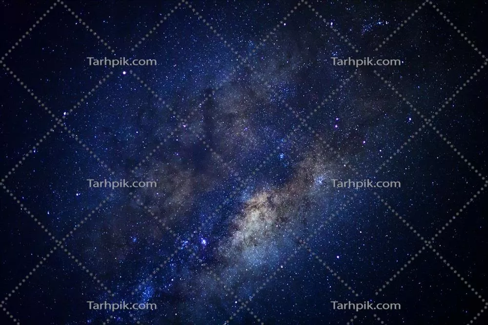 شب پرستاره و کهکشان راه شیری با ستارهها و غبار فضایی در جهان
