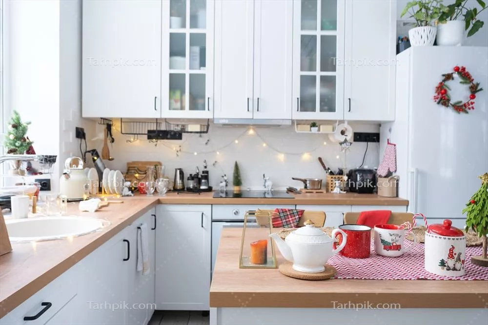 دکوراسیون جشن کریسمس در آشپزخانه سفید با حال و هوای جدید سال نو