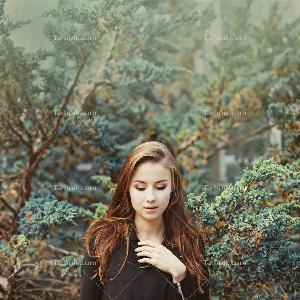 زن زیبا و غمگین در فصل پاییز با جلوه‌هایی دلنشین
