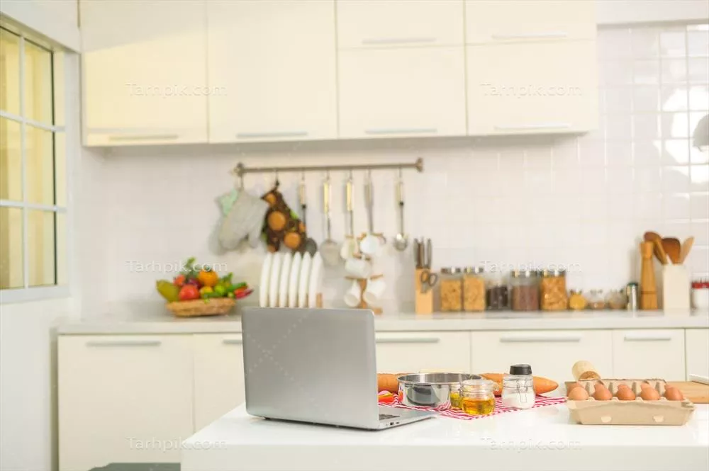 مجموعه ای از مواد اولیه برای تهیه غذاهای خانگی در آشپزخانه