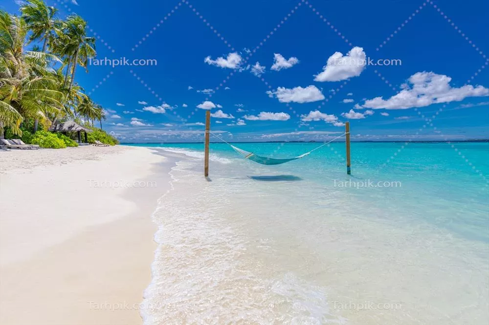 پس‌زمینه ساحلی گرمسیری با صحنه تابستانی ایده‌آل شامل آلاچیق و ماسه سفید