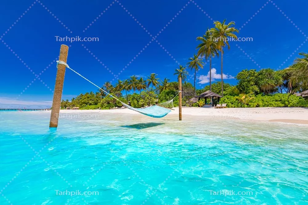 زمینه ساحلی گرمسیری با مبل قلابی و ماسه سفید برای تعطیلات تابستانی