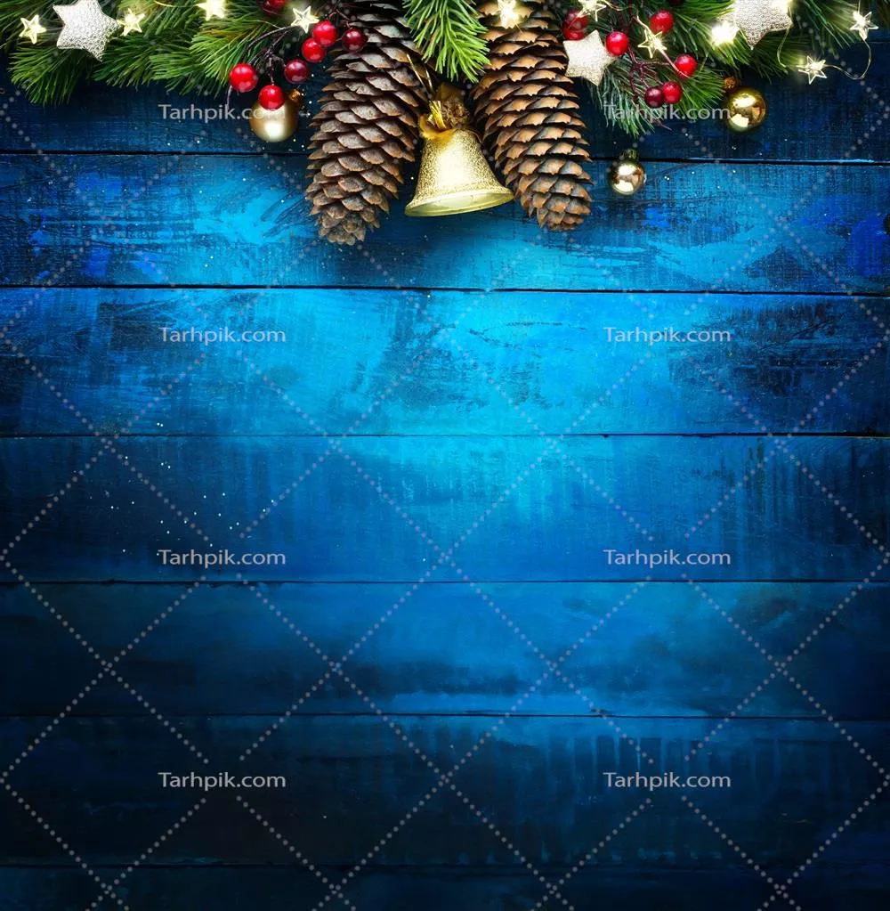 طرح بنر کریسمس با ornament درخت کریسمس بر روی پسزمینه چوبی آبی و فضای خالی برای نوشتن