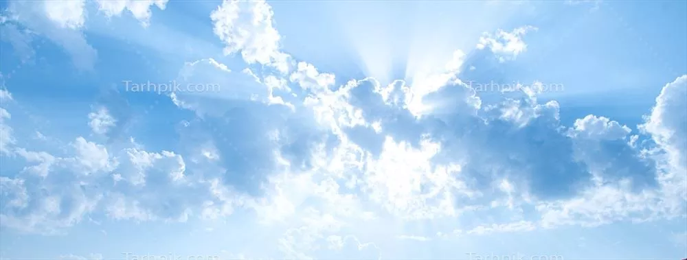 طلوع آفتاب در زمستان با آسمان آبی و ابرهای رنگارنگ در پسزمینه