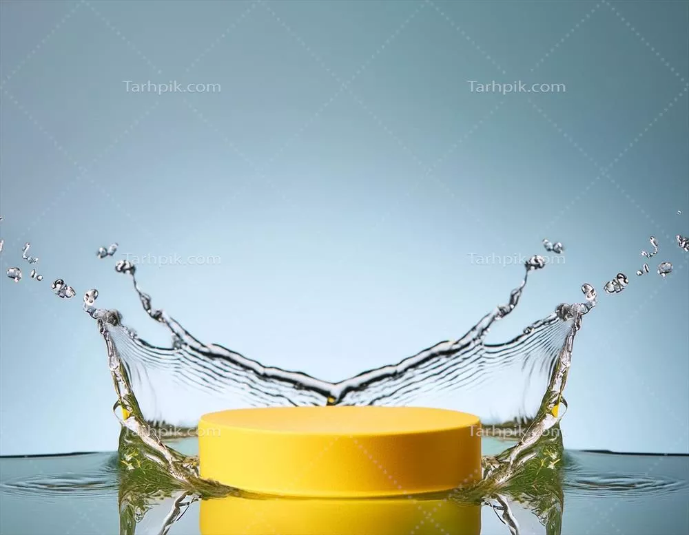 مکاپ خالی سکوی زرد با پاشش آب روی پس‌زمینۀ گرادیانت برای نمایش محصول