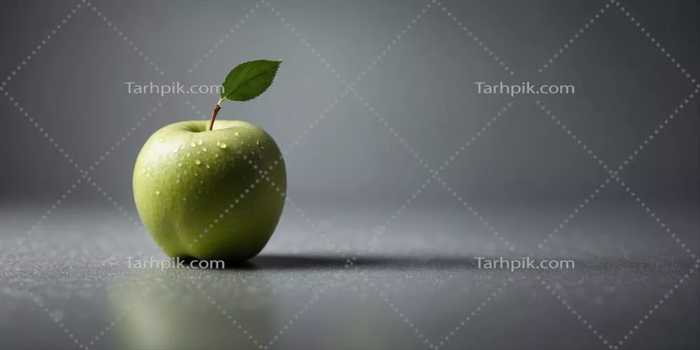 تصویر نزدیک از یک سیب سبز تازه بر روی پس‌زمینه خاکستری