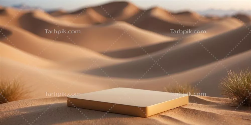 پایه مربعی برای نمایش محصولات با پس‌زمینه بیابان و تپه‌های شنی