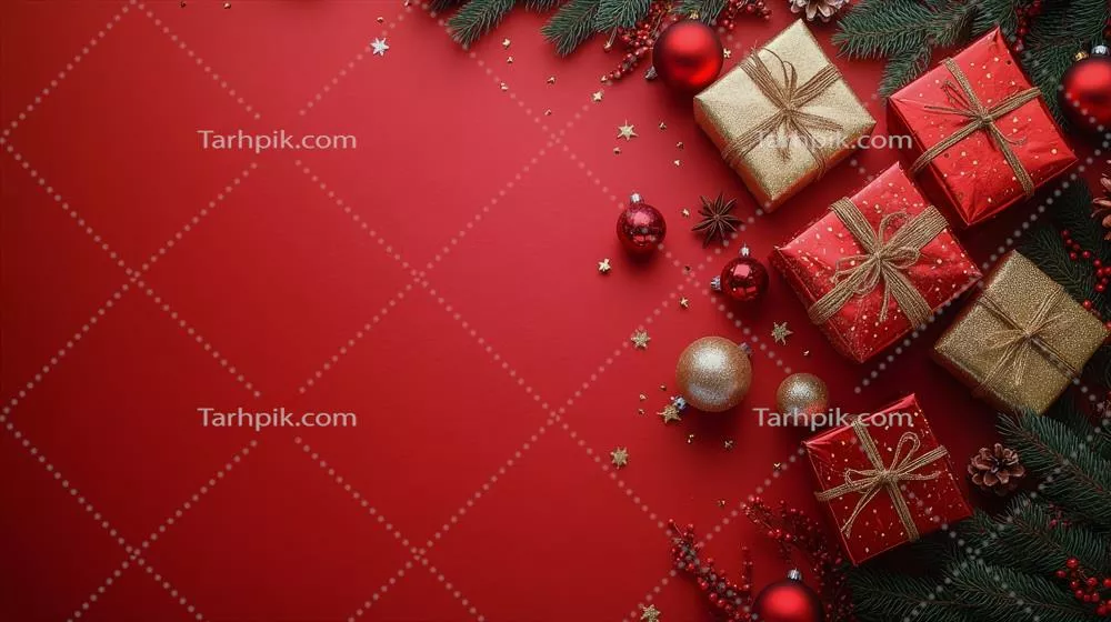 هدایای کریسمس با بسته بندی زیبا بر روی پس زمینه قرمز جشنواره‌ای با تزیینات و گیاهان