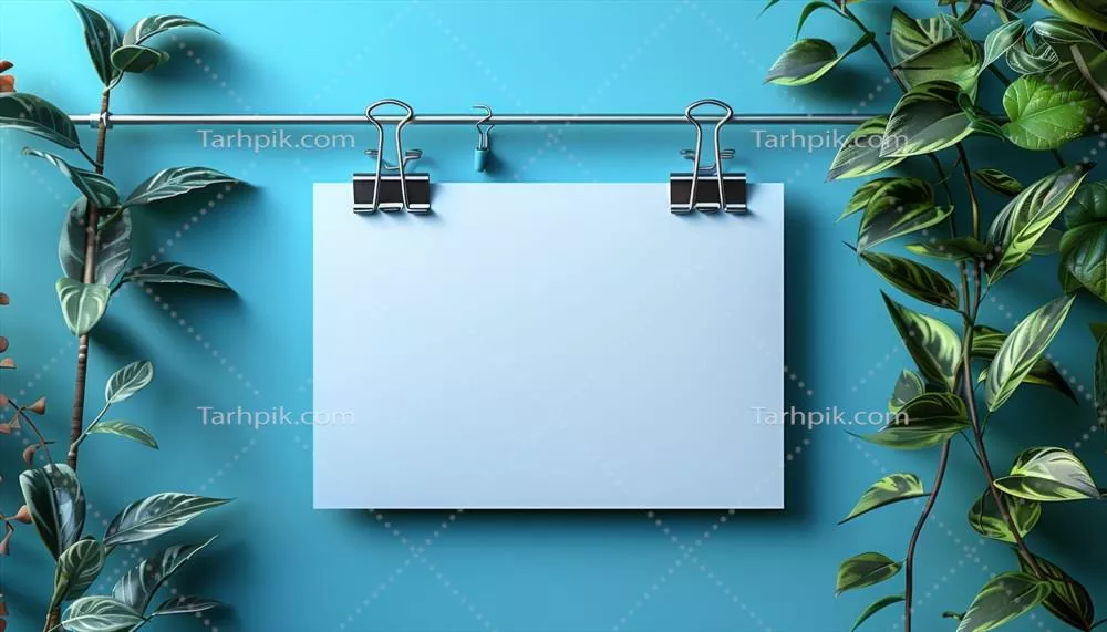 پسزمینه آبی با نگاهی به تابلو سفیدی که از میلهای فلزی آویزان است