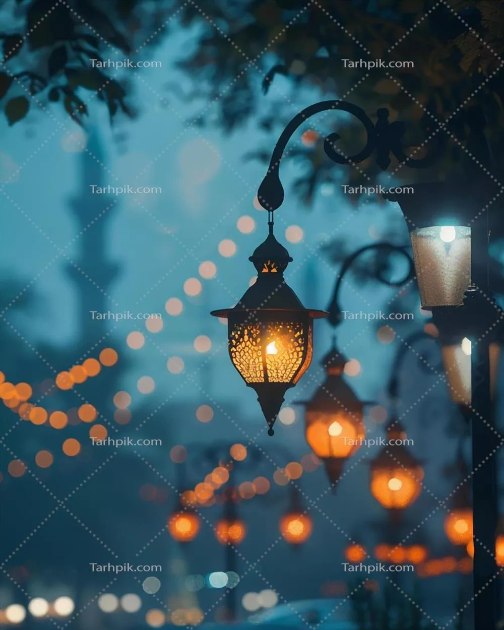 چراغ خیابانی با نورها و یک مسجد در پس‌زمینه آن