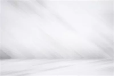 پسزمینه اتاق سفید بتنی با سایه و پرتو نوری