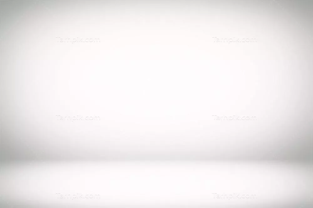 اتاق استودیویی سفید با نورافکن و پس‌زمینه دانه‌دار