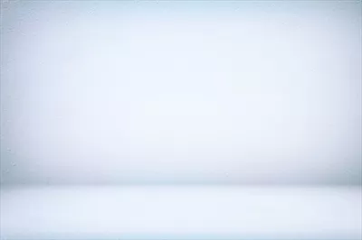 پس‌زمینه بتنی سفید انتزاعی برای ارائه محصولات در اتاق طراحی شده