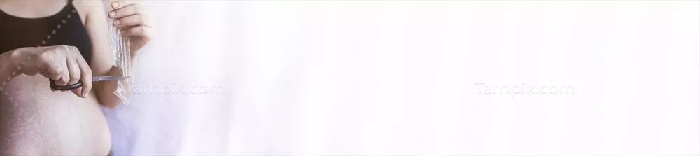 زنی باردار که در حال بریدن کاندوم است و پیامدهای آن را بررسی میکند