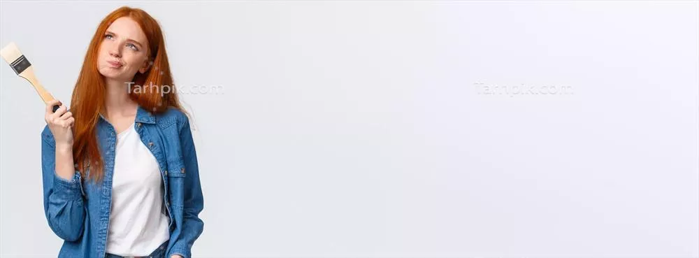 دختری با موهای قرمز و زیبا در لباس جین، در افکار خیال‌انگیز و رنگین خواب می‌بیند