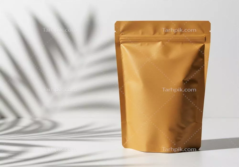 طرح mockup کیسه طلایی با سایه برگ نخل بر روی پسزمینه سفید