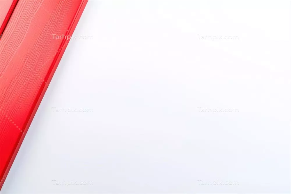 تضاد خیره‌کننده تخته‌های قرمز روشن بر روی زمینه سفید