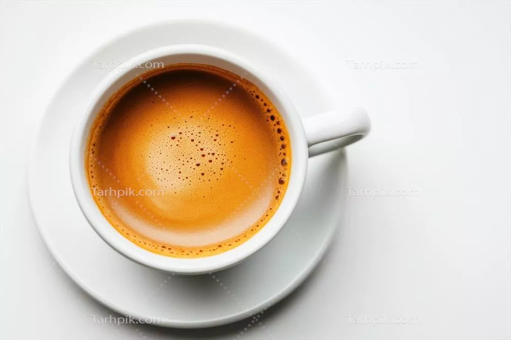 اسپرسوی غنی سرو شده در فنجان سفید بر روی پس‌زمینه روشن