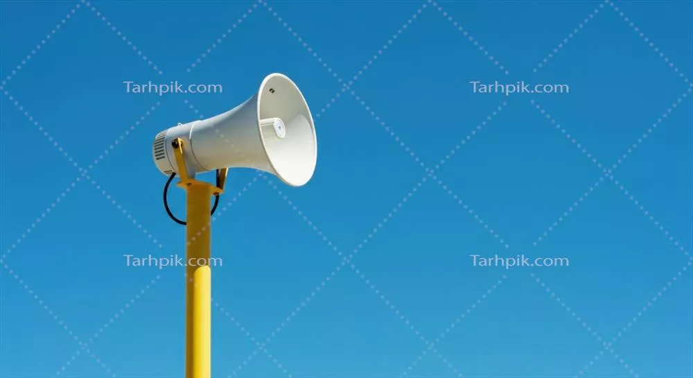 بلندگوی سفید در برابر آسمان آبی: مفهوم ارتباط و هشدار