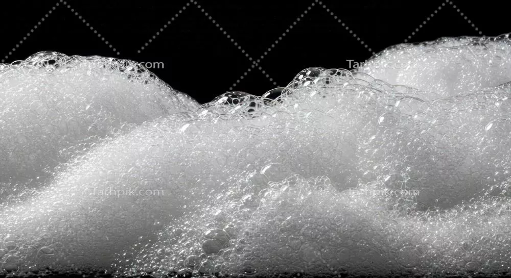 کلوزآپ از بافت فوم سفید در مقابل پسزمینه تیره