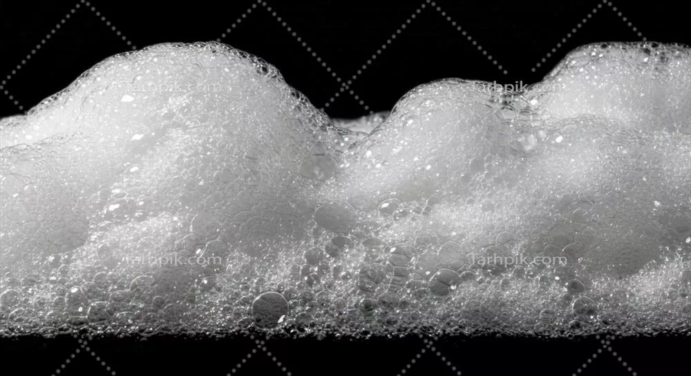 تکسچر حباب سفید فومی بر روی پسزمینه سیاه با جزئیات زیبا