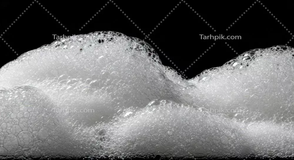 توده انبوهی از فوم سفید با بافت حبابی در زمینه تاریک