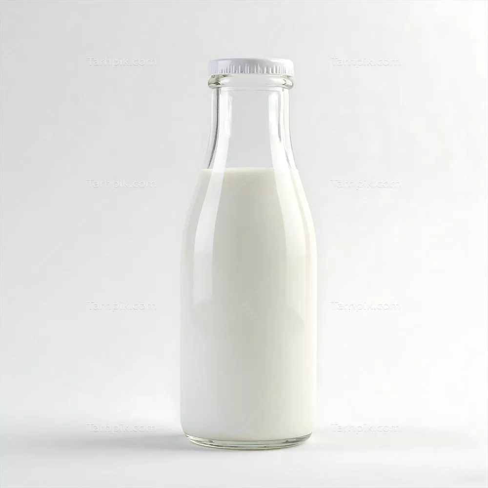 بطری شیر شفاف با محتوای شیر تازه روی پس‌زمینه روشن