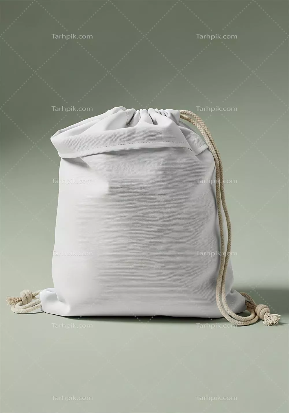 کیسه دو drawstring سفید بر روی پس زمینه سبز روشن به عنوان یک اکسسوری مد مینیمالیستی