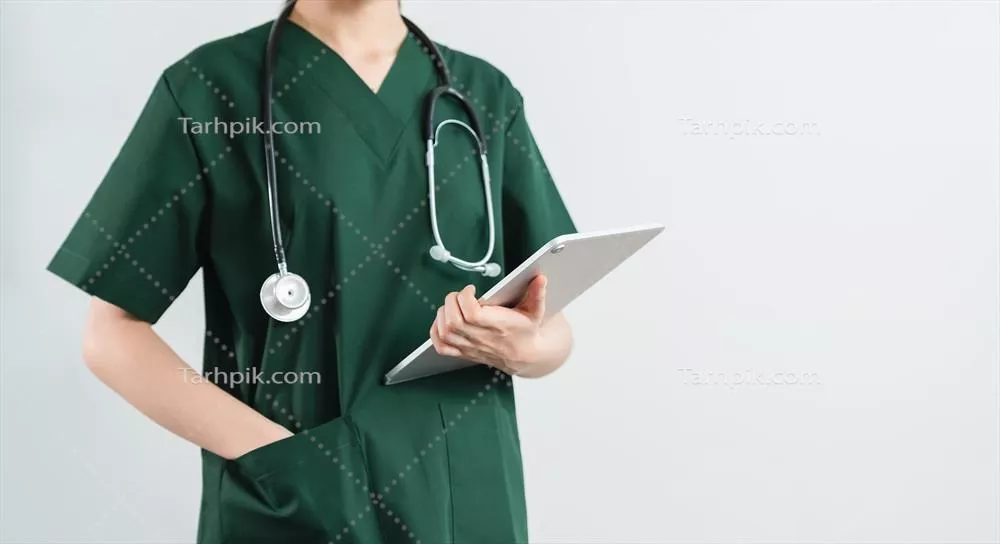 پزشک با.listen استتوسکوپ در دستانش ایستاده است