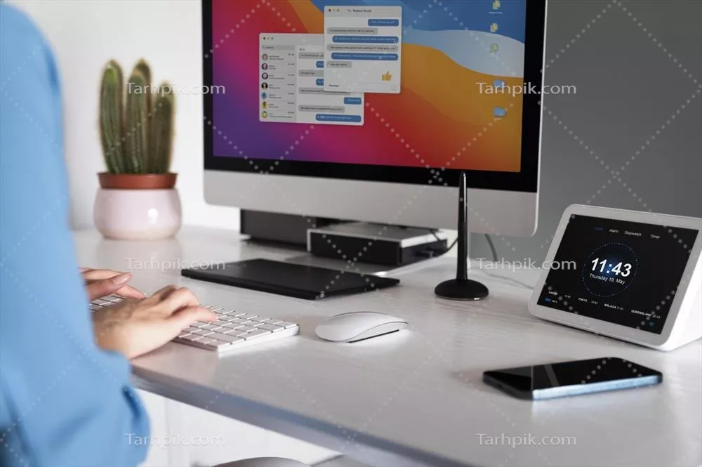 نمای نزدیک از دستان در حال تایپ در پشت میز کار