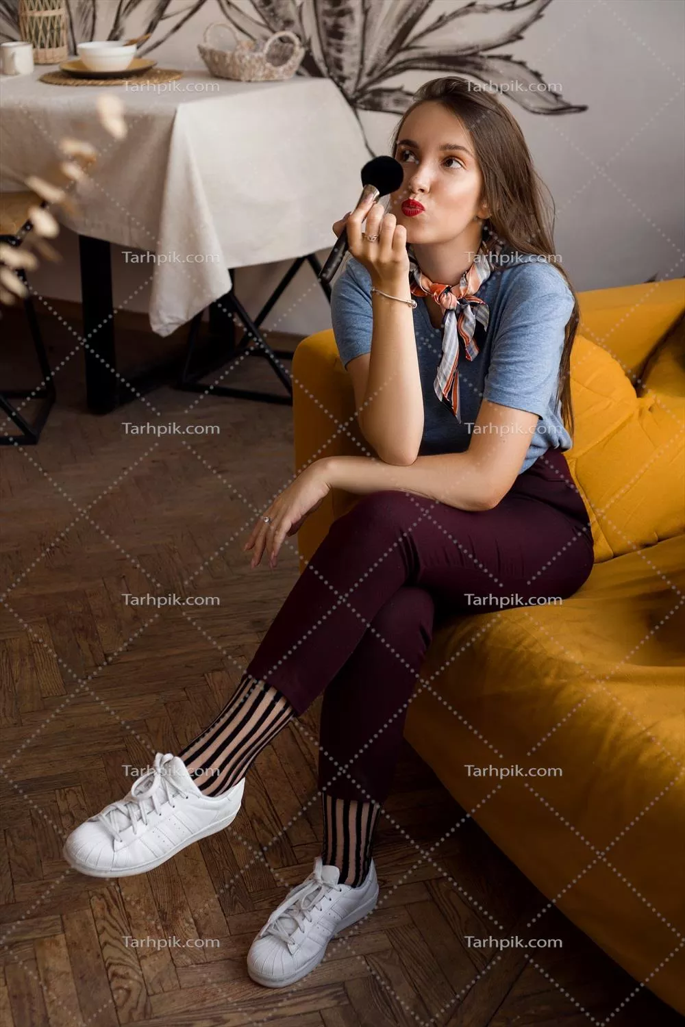 آرایشگر با براشها در حال نشستن روی مبل