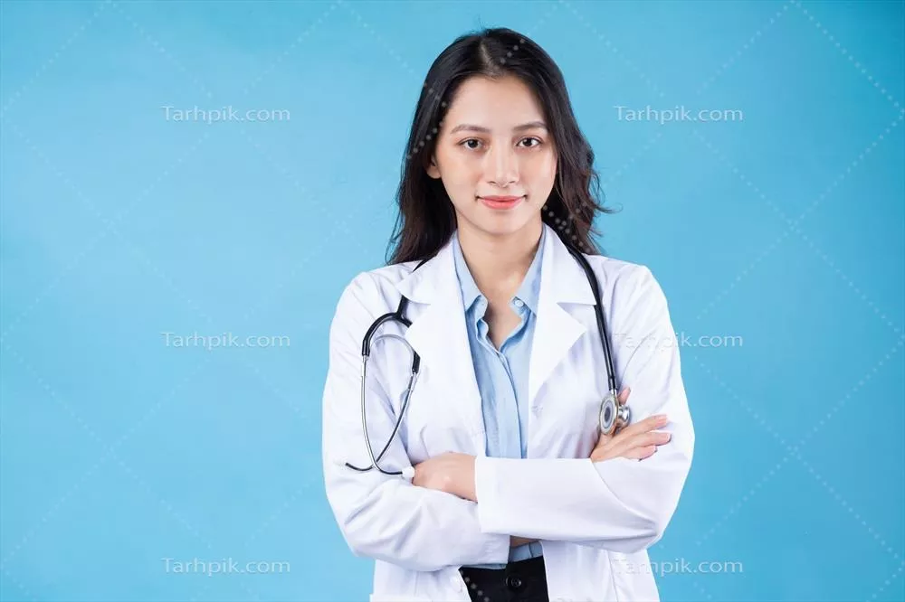 پرتره زن جوان پزشک بر زمینه آبی - نمادی از توانمندی و فداکاری در حرفه پزشکی