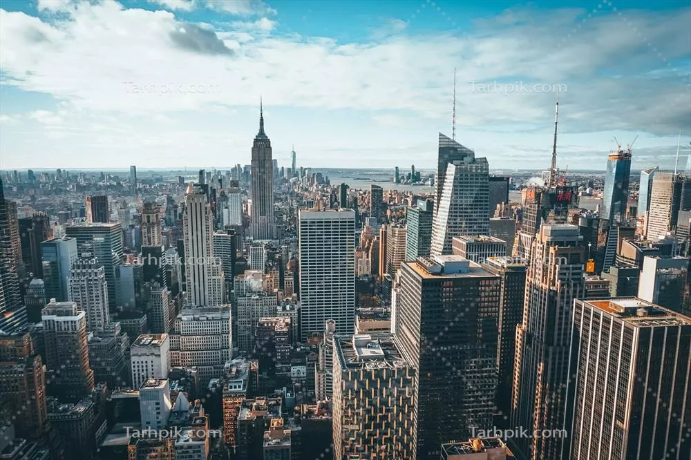 چشم‌انداز افقی شهر در بعدازظهر با زیبایی‌های آسمان