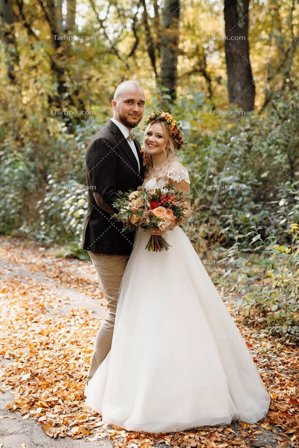 پیمایش عروس و داماد در دل جنگل های پاییزی زیبا و دلنشین