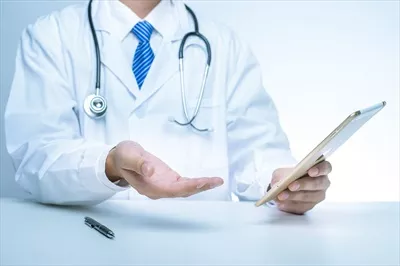 تصویر نزدیک از دکتر که داده‌های پزشکی و تحلیلی را نمایش می‌دهد
