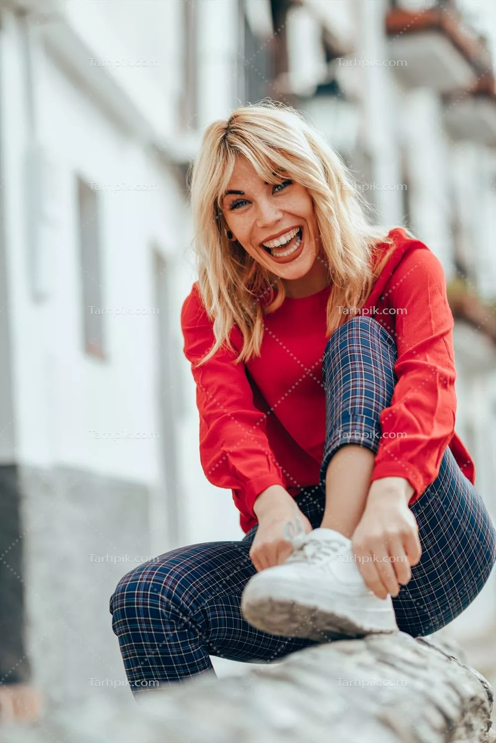 دختر_blonde_خندان در پیراهن_قرمز در حال لذت بردن از زندگی در فضای باز