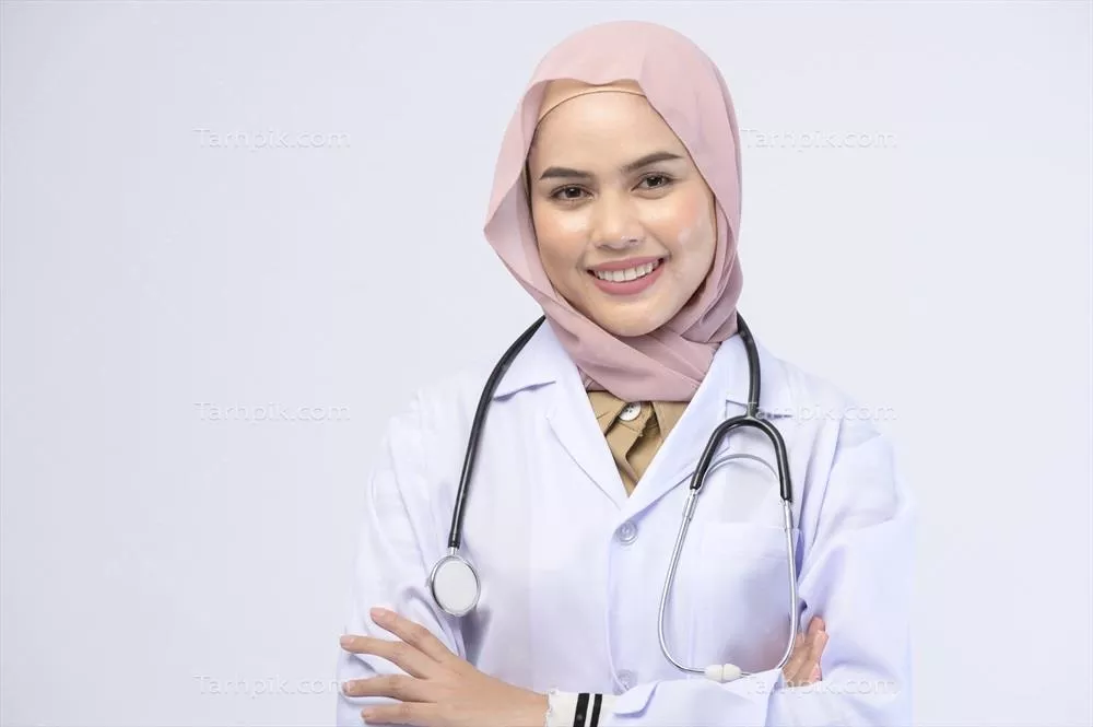 پزشک زن مسلمان با حجاب در استودیوی پسزمینه سفید