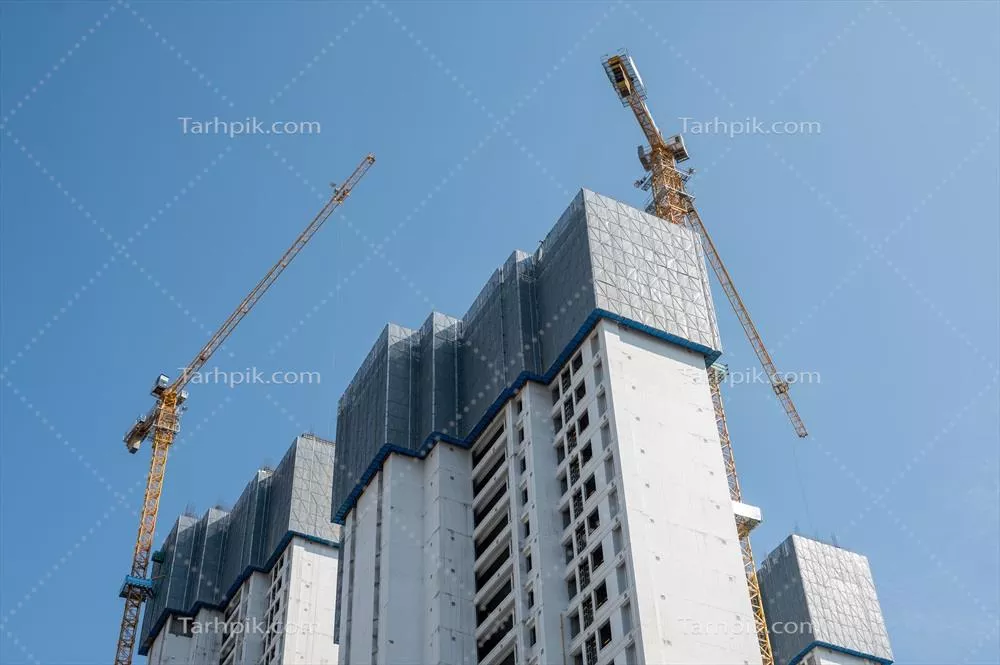 یک روز عالی با آسمان آبی و حضور جرثقیل برج در ساختمان های بلند در حال ساخت