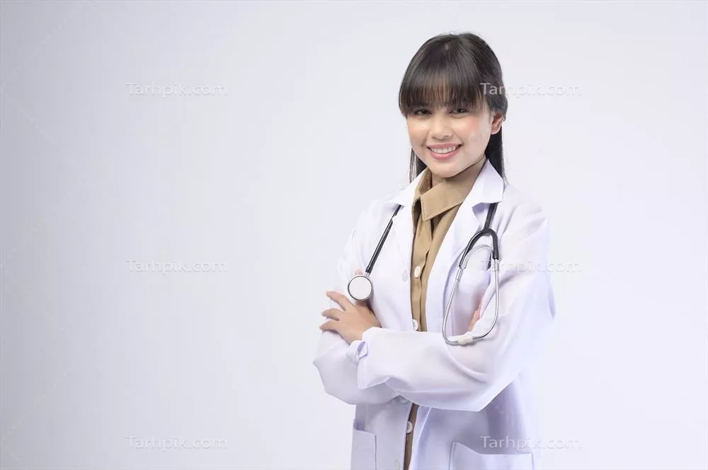 دکتر جوان زن با گوشی پزشکی در پسزمینه سفید
