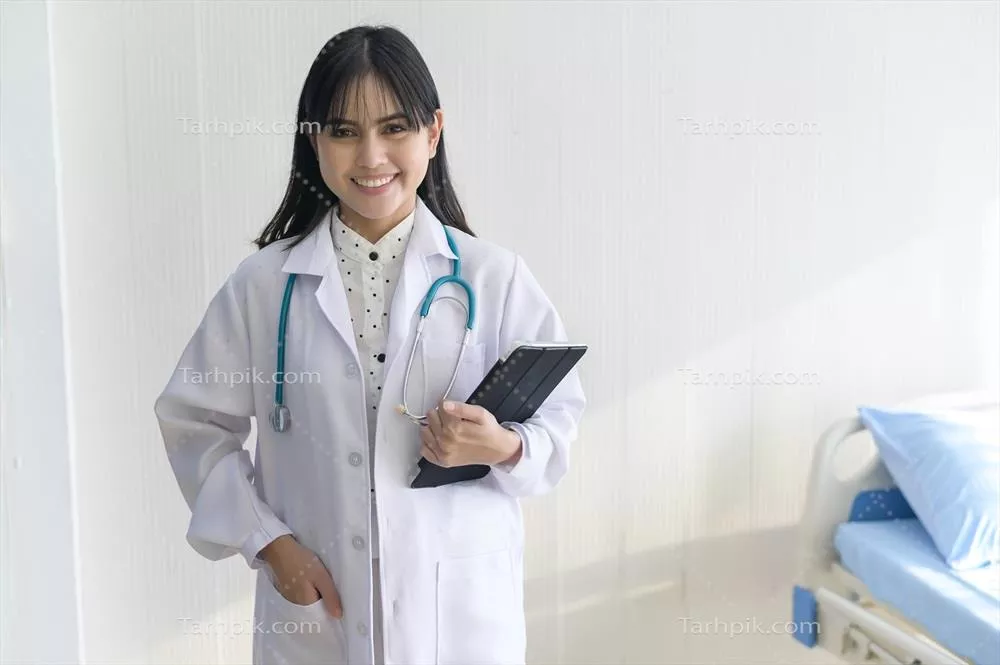 پرترهای از پزشک جوان زن با گوشي پزشکی در حال کار در بیمارستان و مفهوم مراقبتهای پزشکی و سلامتی
