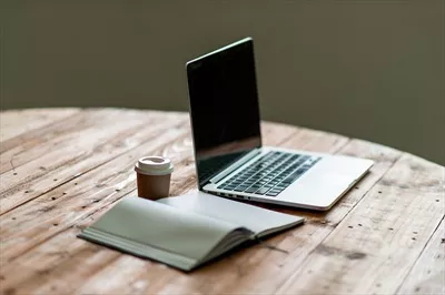 میز دفتر با کامپیوتر تجاری و یادداشتی بر روی میز - مفهوم کسب و کار با فضای خالی برای نوشتن