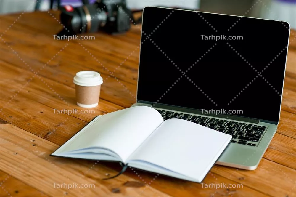 میز کار با کامپیوتر تجاری و یادداشتی بر روی میز برای مفاهیم کسب و کار