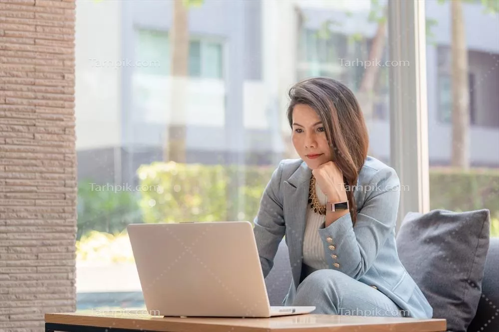 زن کسبوکار آسیایی زیبا در حال کار با لپتاپ و تفکر برای ایدههای استارتاپی