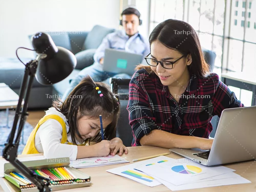 خانواده چند قومیتی شامل پدر و مادر و دختر کوچک در اتاق نشیمن در حال فعالیت