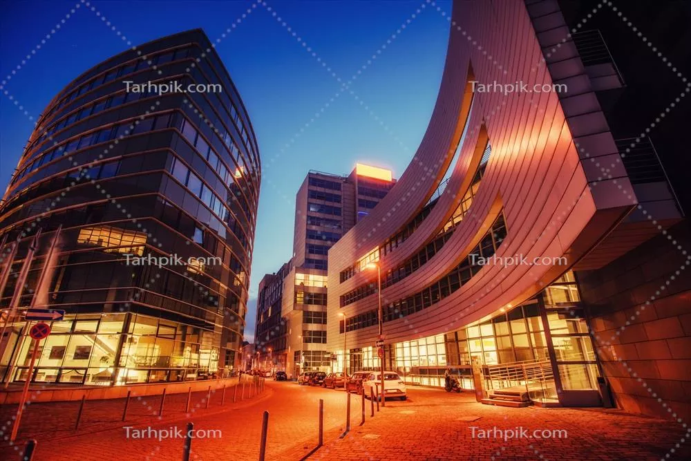 شهر شب اوشفیتس لامپهای نئونی درخشان و زندگی پر جنب و جوش