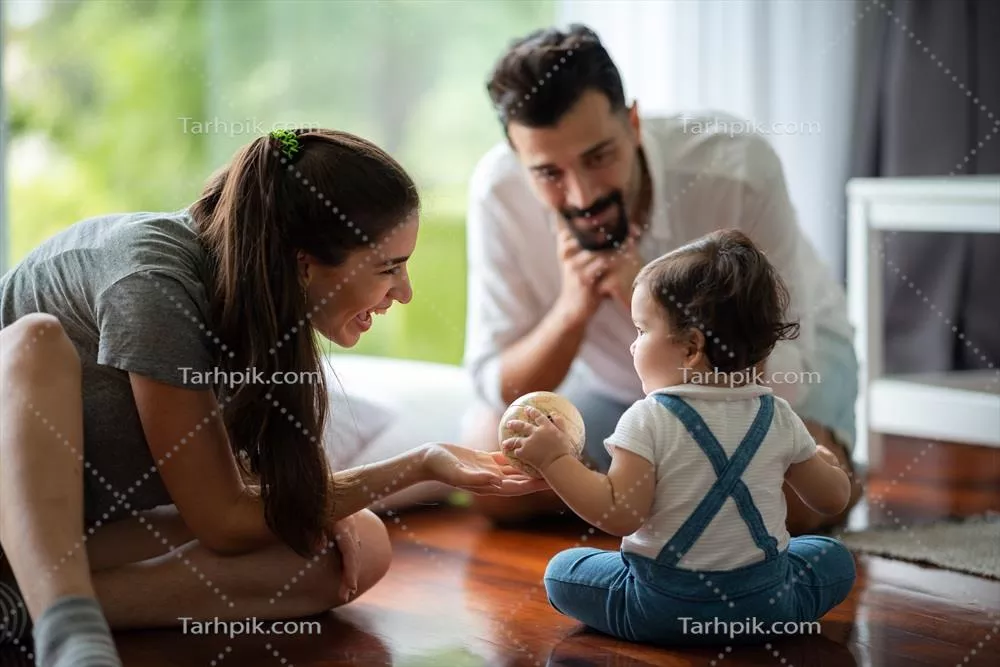 لحظات شاد خانواده با مادر جوان و فرزند شیرخواره در خانه