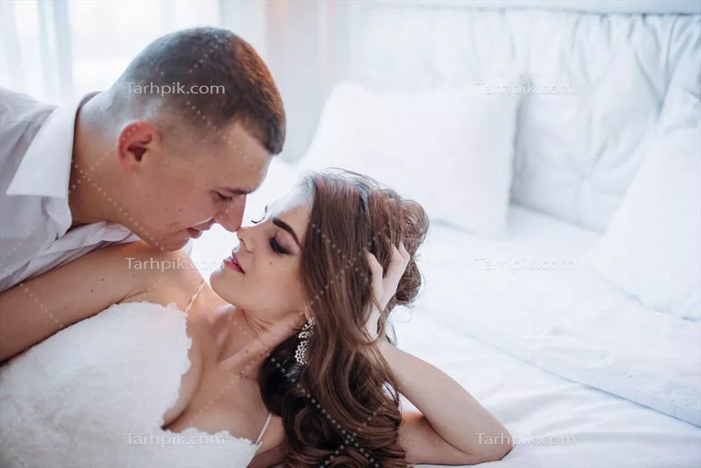 تصویری زیبا از زوج عروس و داماد در اتاق هتل